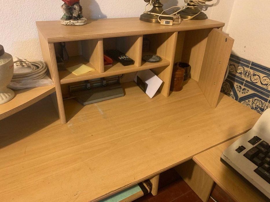 Secretária de canto folheada clara multifuncional com gavetas