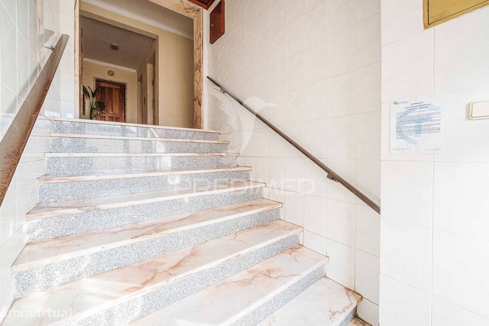 BAIXA DE PREÇO - Apartamento T2 C/garagem em Agualva-Cacém – Oportu...