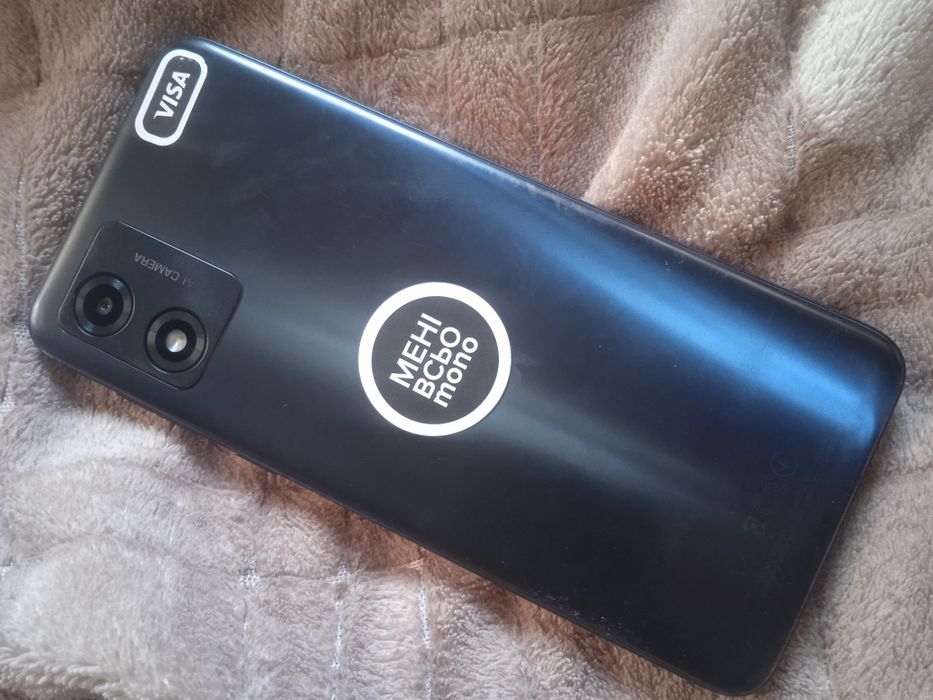 Продам телефон Моторола е13