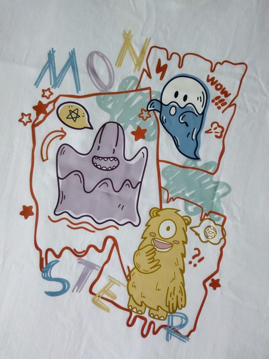 Біла футболка з малюнком на спині