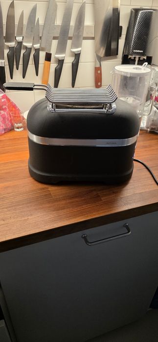 Toster Kitchen Aid Artisan na 2 kromki (model np. 5KMT2204EBK).