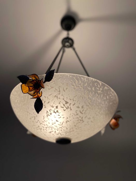 Szklany żyrandol ze zdobieniami/ lampa sufitowa