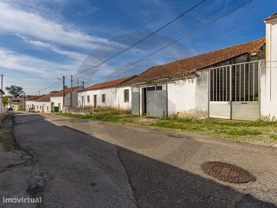 Moradia para recuperar na Povoa de Santarém