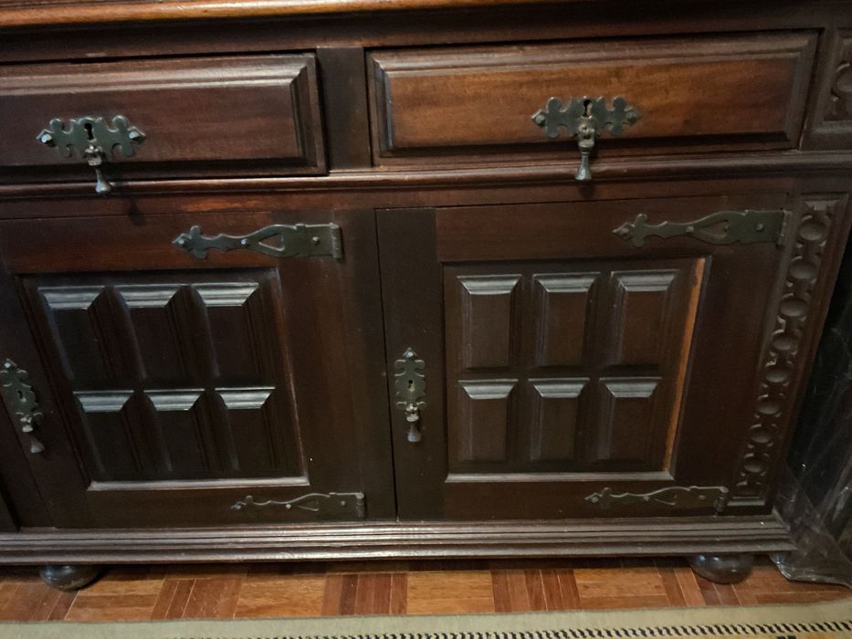 Móvel clássico em madeira garrafeira com portas