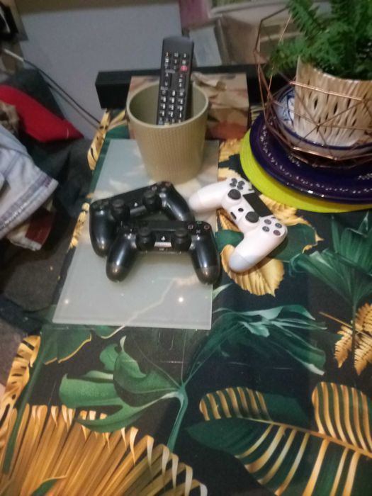Sprzedam Konsola PS4 pro