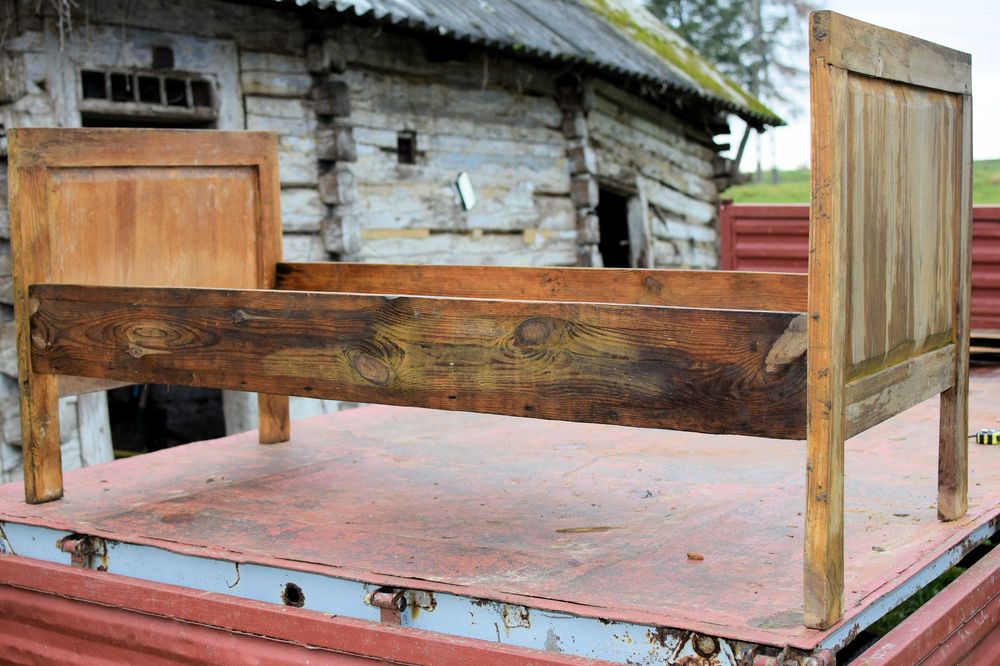 Bardzo stare drewniane łóżko meble dom pokój antyk