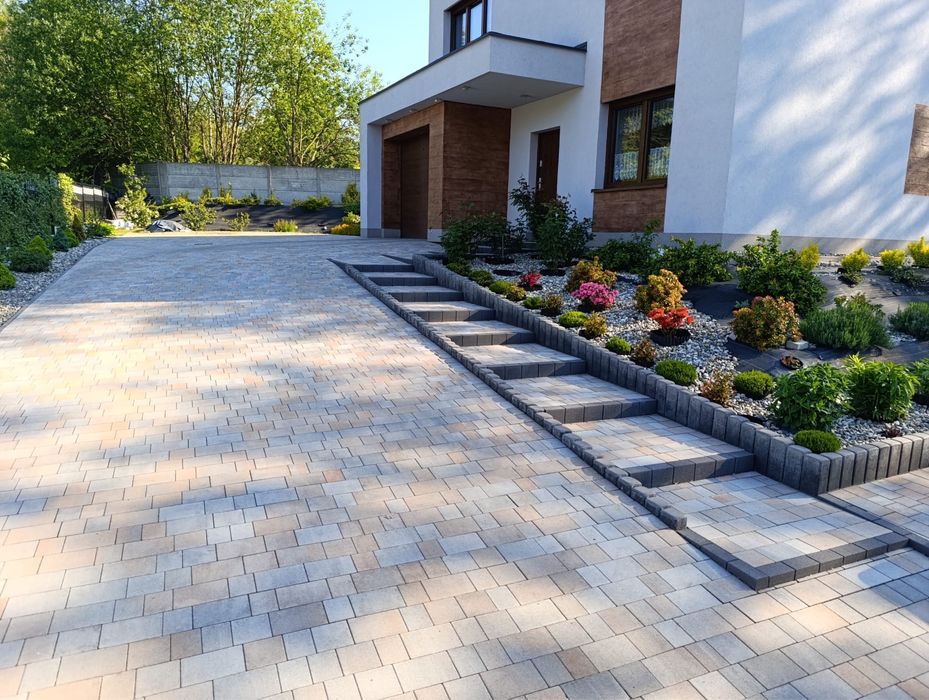 Stawiamy ogrodzenia oraz kładziemy kostke brukową