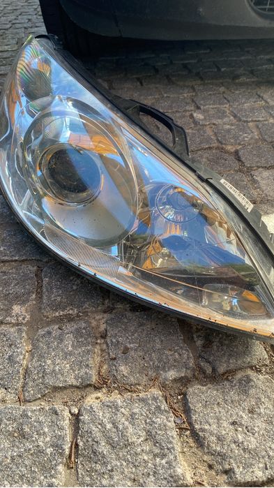 Farol peugeot 207 com arranhão