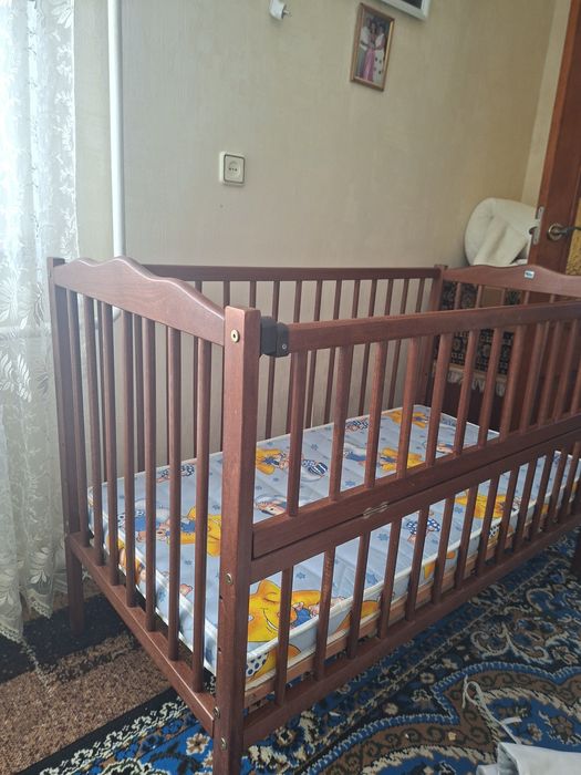 Дитяче ліжечко з маятником