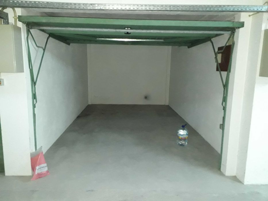 Garagem - sem humidade - ótima para arrumo ou carro pequeno
