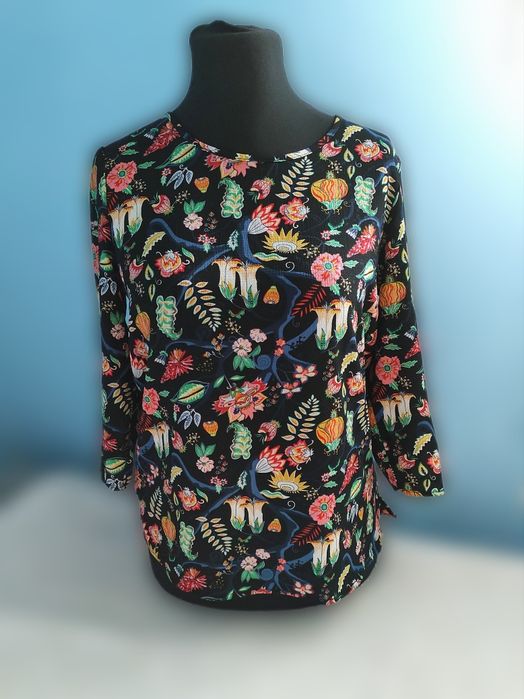 Czarna bluzka w kolorowe kwiaty