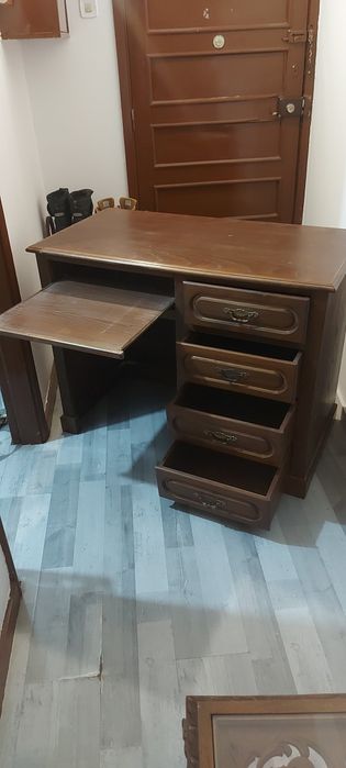 comoda conjunta escritorio ou arrumaçap em quarto conjunto com  notebo