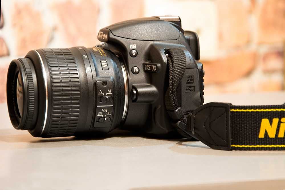 Дзеркальний фотоапарат Nikon D3100 з об’єктивом та сумкою