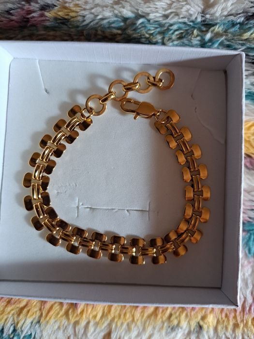 Pulseira em aço dourado
