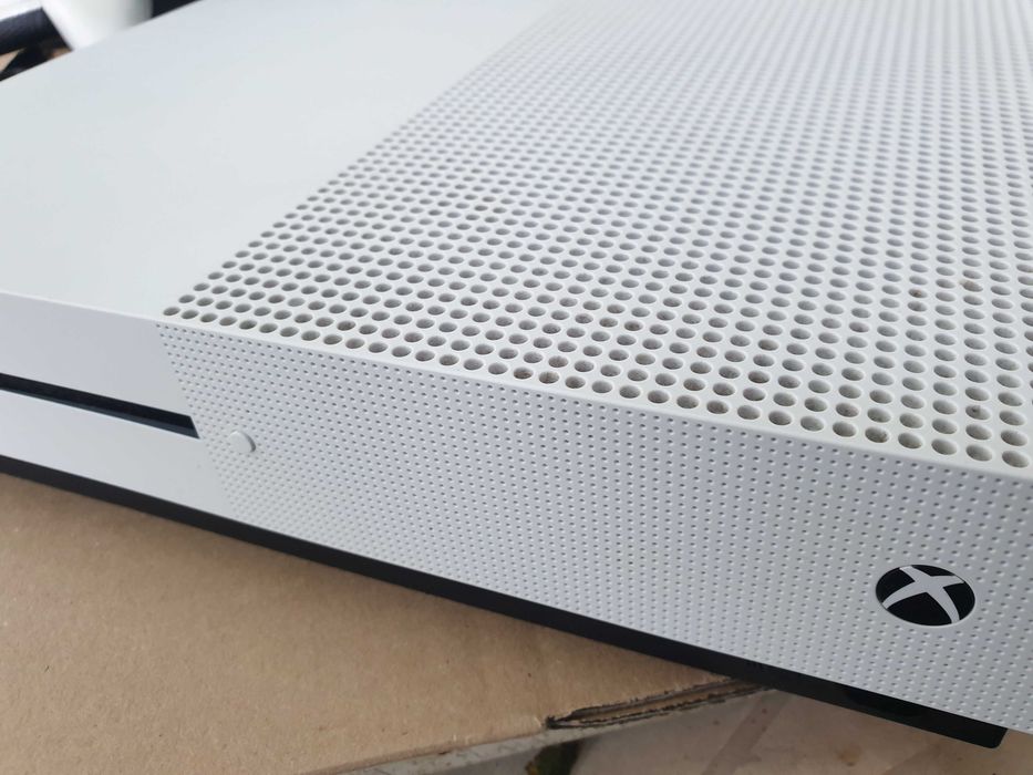 Xbox One S, 500 GB + pad