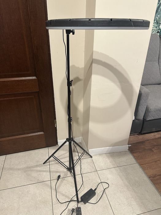 Lampa ze stojakiem led pierscieniowa