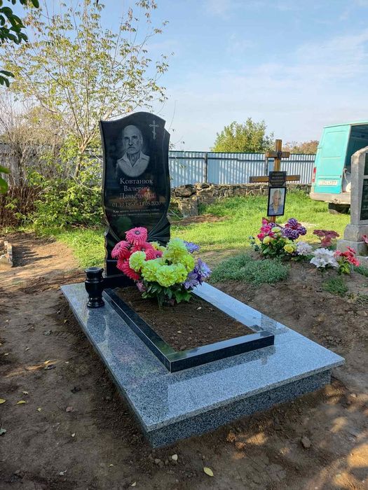 ПАМ'ЯТНИКИ з граніту, мармурової крихти та бетону