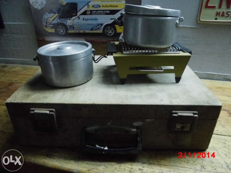 Lancheira, marmitas e lamparina