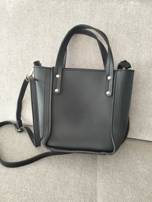 Mała czarna torebka na pasku i do ręki