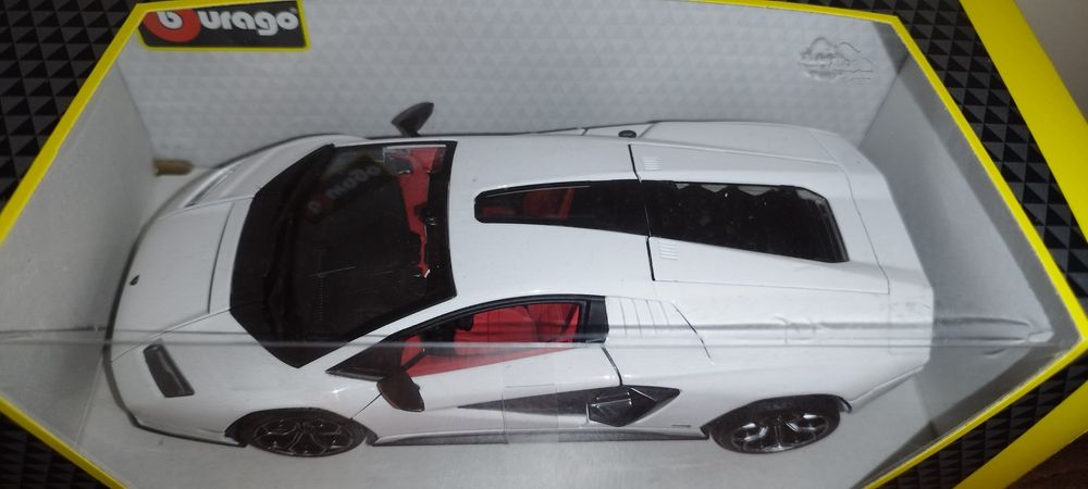 Bburago Lamborghini Countach LPI 800-4 White, skala 1:24 Burago.