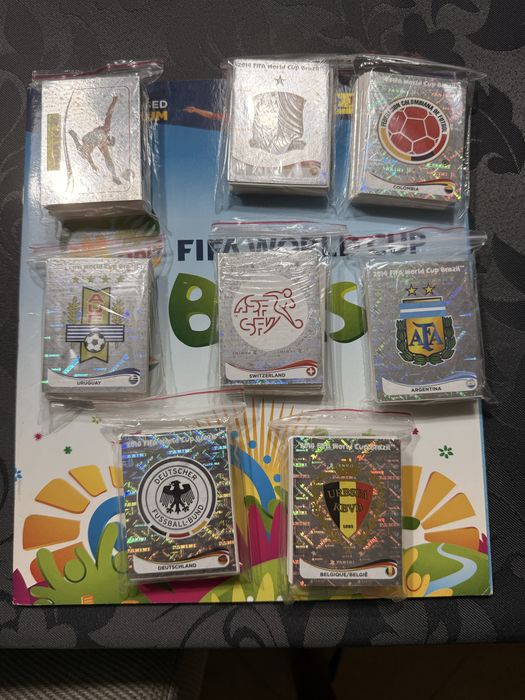 Caderneta Mundial 2014 com os cromos por colar