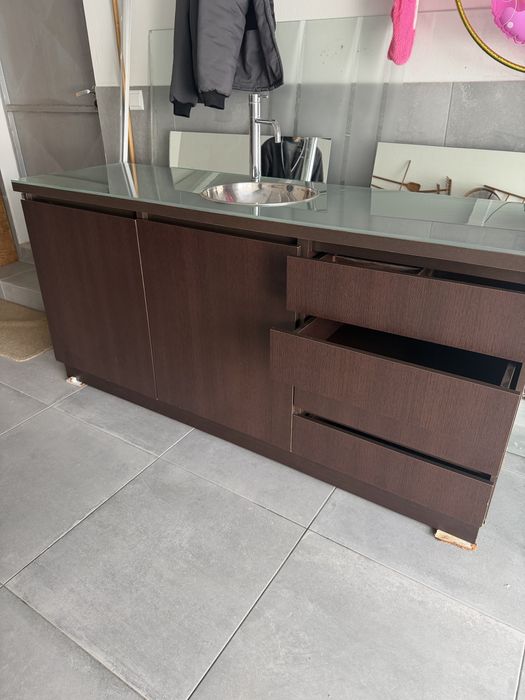 Móvel castanho laminado com pio e torneira