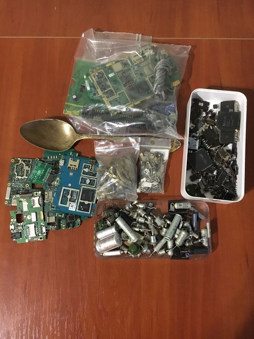 Плати, радіодеталі та чіпи