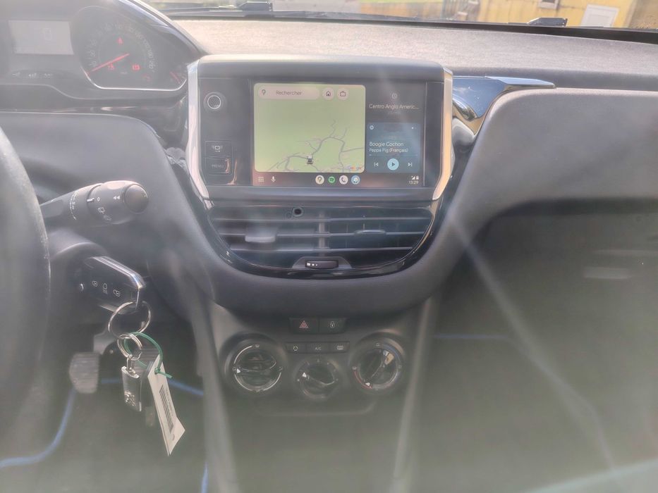 Peugeot 208 1.4 HDi com Carplay android auto e Câmara Traseira