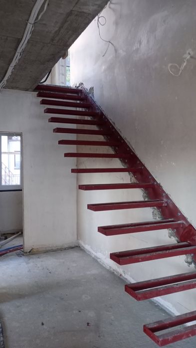 Schody półkowe wspornikowe wiszące - konstrukcja stalowa