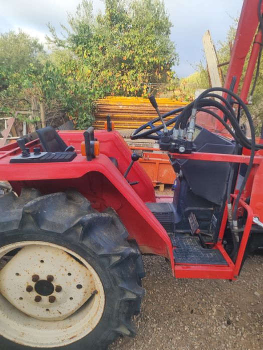 Trator Yanmar com carregador frontal