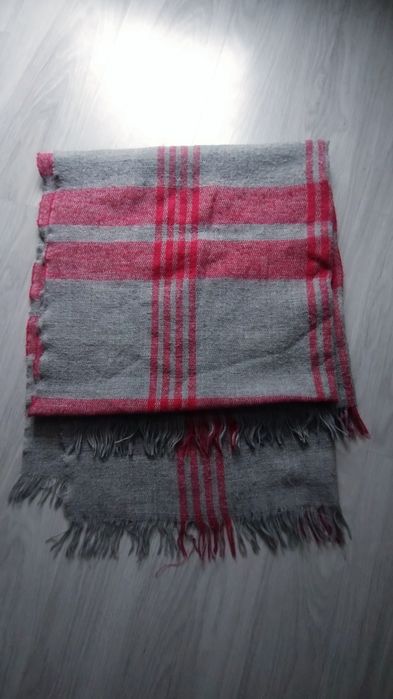Szal szaro czerwony szal krata