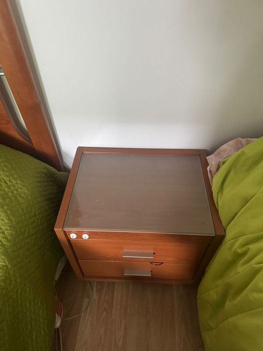 Vendo Cama e mesa de cabeceira solteiro