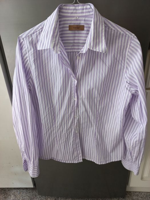 Camiseiro às riscas brancas e lilases