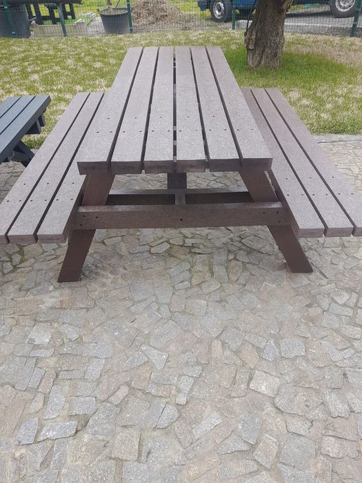 Material para exterior. Não é madeira. Não necessita de manutenção.