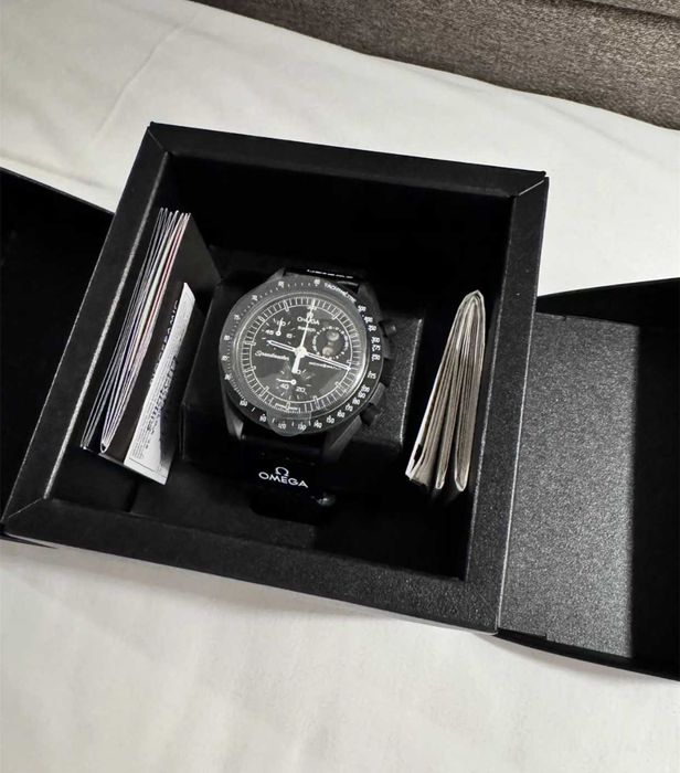 Swatch xOmega Bioceramic Moonswatch Mission To Moonphase Snoopy
Black