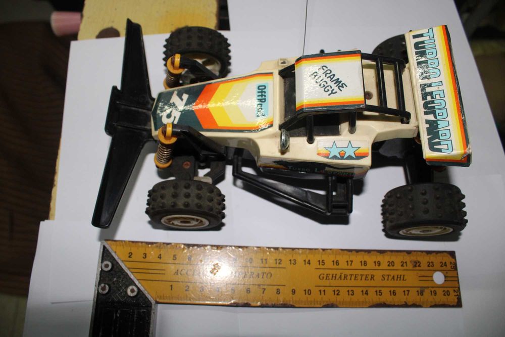 Carro telecomandado a pilhas