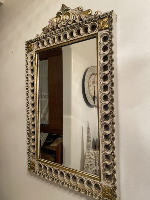 Mesa de apoio com espelho detalhados