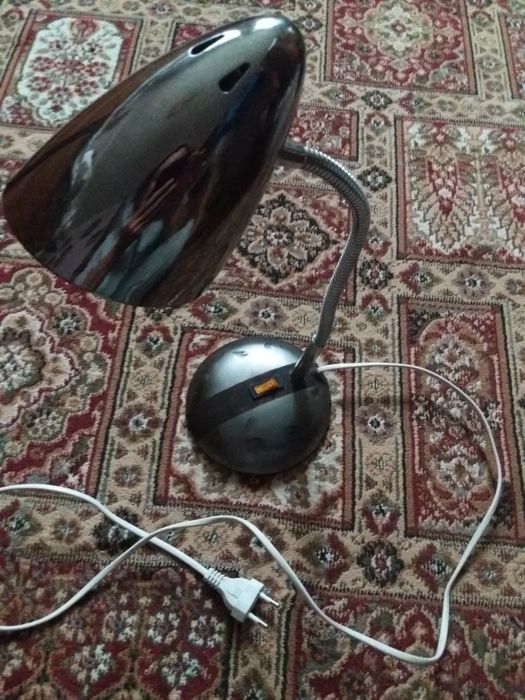 Настольна лампа - металева.