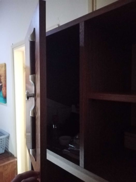 Estante com prateleiras e gavetas