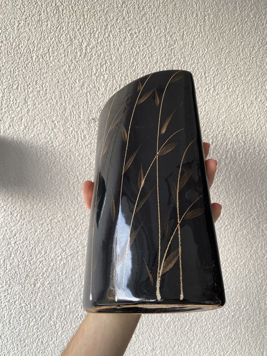 Czarny wazon w zdobienia