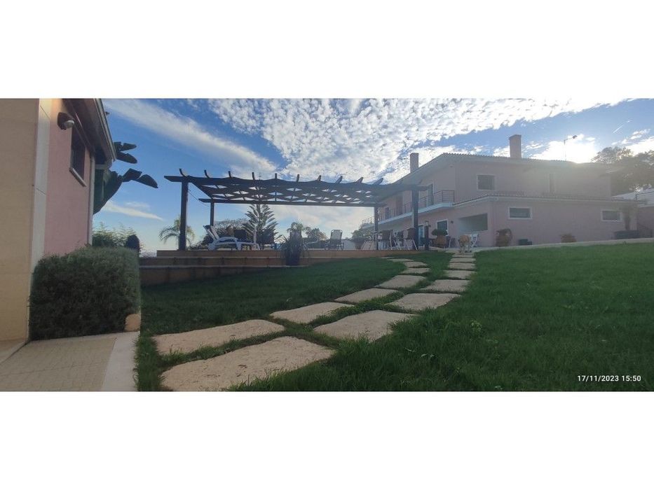 Deslumbrante moradia Bi - familiar, inserida em terreno com jardim ...