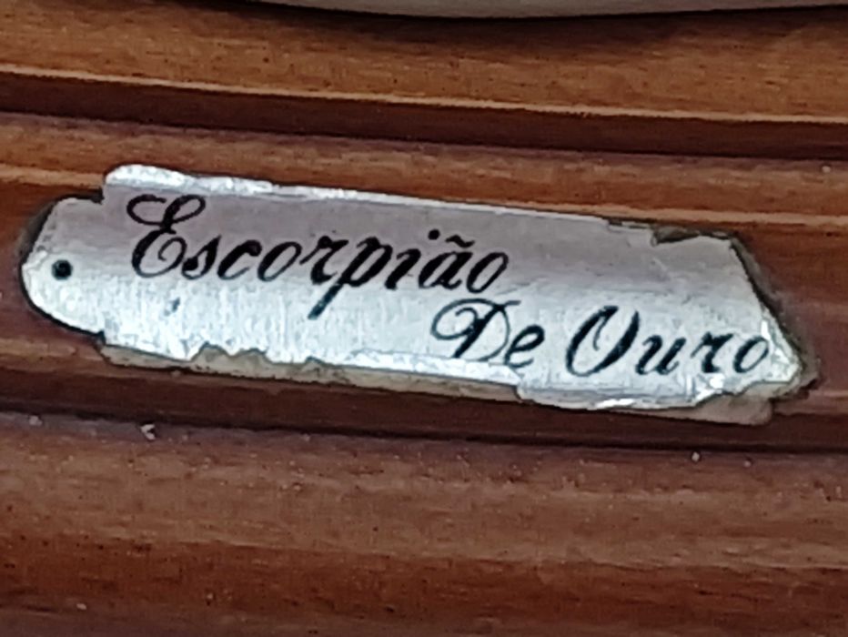 Estatueta casal de meninos Marca Escorpião de Ouro em Marfinite