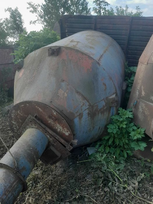 Бочка конусна зі шнеком в середині