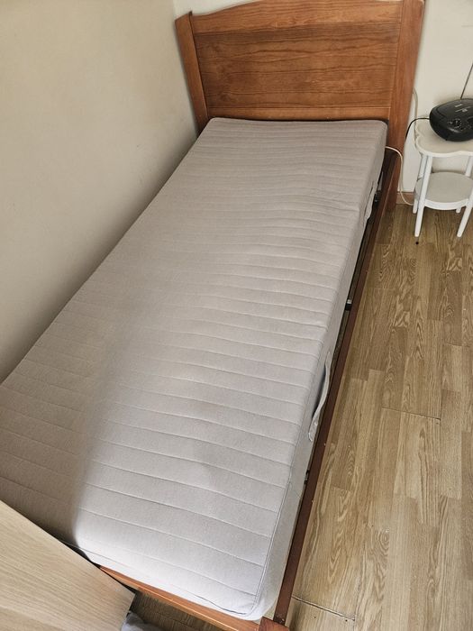 Cama de solteiro de madeira