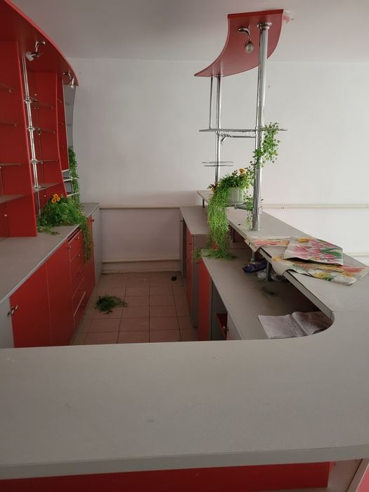 Продам барну стійку та вітрини і стелажі