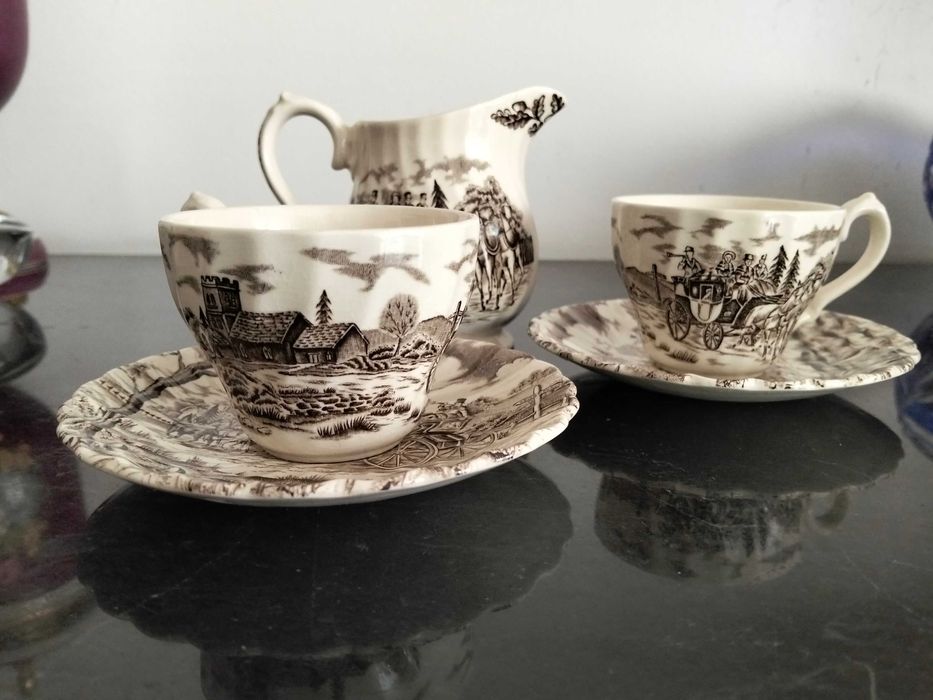 Chávenas de café e leiteira Myott Royal Mail