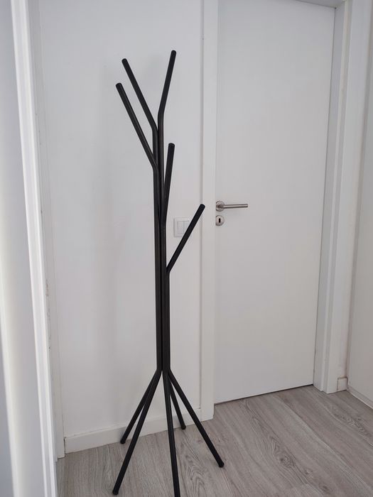 Cabide de pé castanho com textura