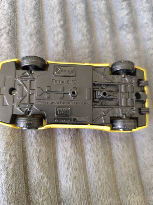 Maly samochodzik zabawka ferrari, resorak