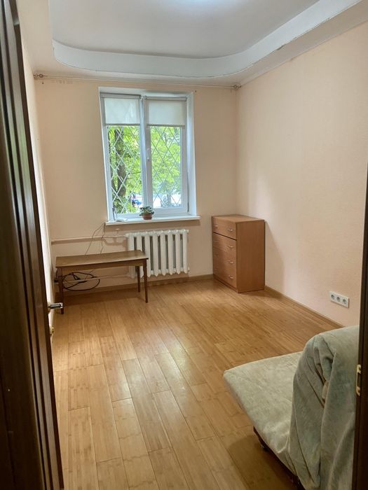 Продам 3 кім. біля метро Нивки.