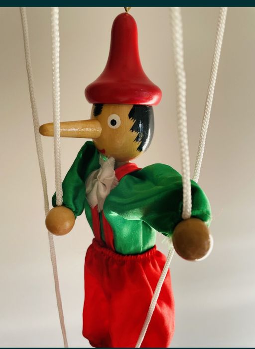 Antigo Pinóquio em madeira proveniente de Itália